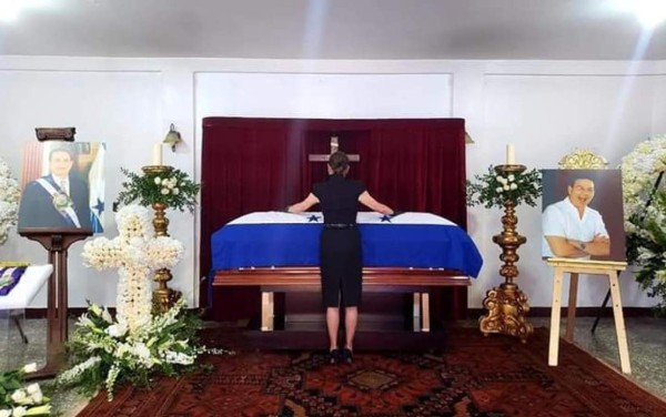 Familia de Rafael Callejas lo despide en un velorio con pocas personas