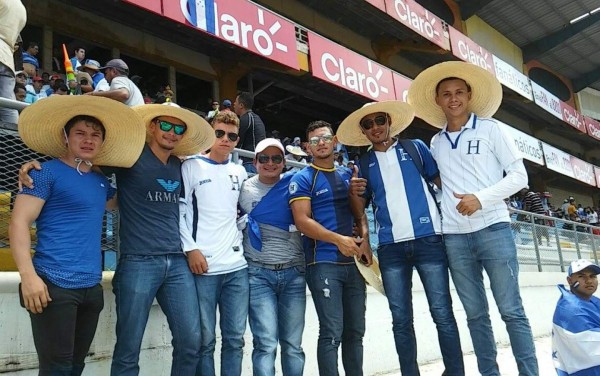 Aficionados hondureños se las ingenian para sofocar el fuerte calor de San Pedro Sula