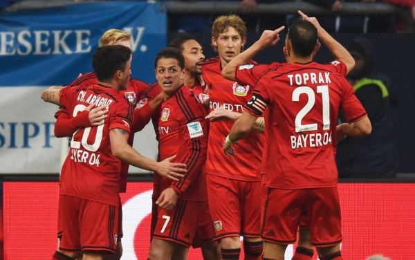 Chicharito Hernández completa una remontada épica del Bayer Leverkusen