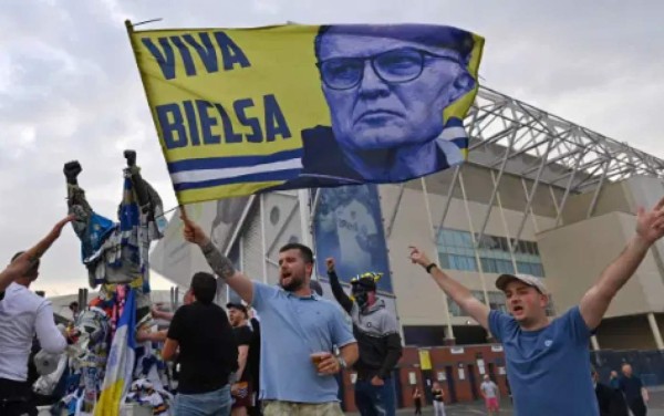 Autos rotos, cervezas al aire y sin temor al COVID-19: Así se festejó el ascenso del Leeds United a la Premier League