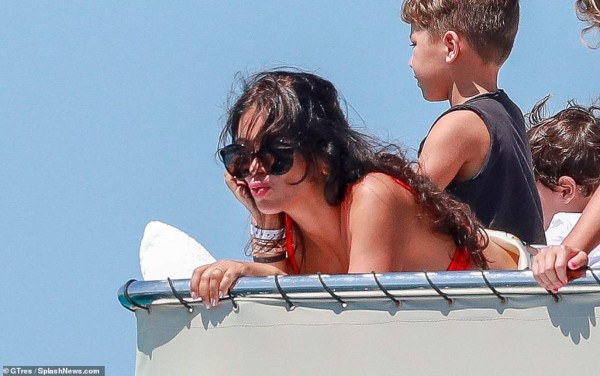 Antonella y sus descuidos; las vacaciones de Messi, Fabregas y Suárez con sus parejas