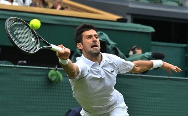$!Serbia's Novak Djokovic returns against South Africa's Kevin Anderson during their men's singles second round match on the third day of the 2021 Wimbledon Championships at The All England Tennis Club in Wimbledon, southwest London, on June 30, 2021. (Photo by Ben STANSALL / AFP) / RESTRICTED TO EDITORIAL USE