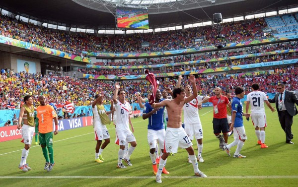 Costa Rica hace la proeza al vencer a Italia 1-0 y está en octavos