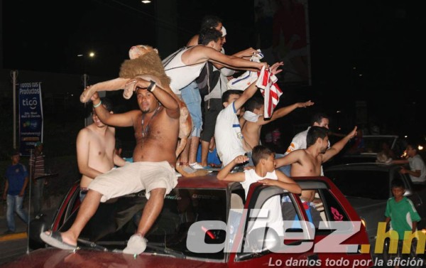 Aficionados festejan el título 29 del Olimpia en las calles