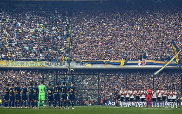 No se vio en TV: El regaño de Tévez a jugadores de Boca y la manta que enoja a River