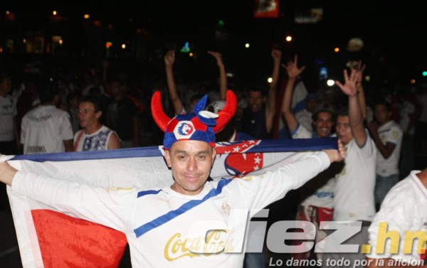 Aficionados festejan el título 29 del Olimpia en las calles