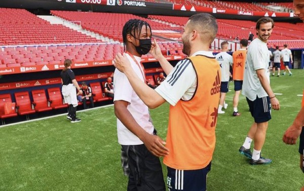 ¡Irreconocible! Crack del Barcelona visita el entrenamiento de España y sorprende con su nuevo look