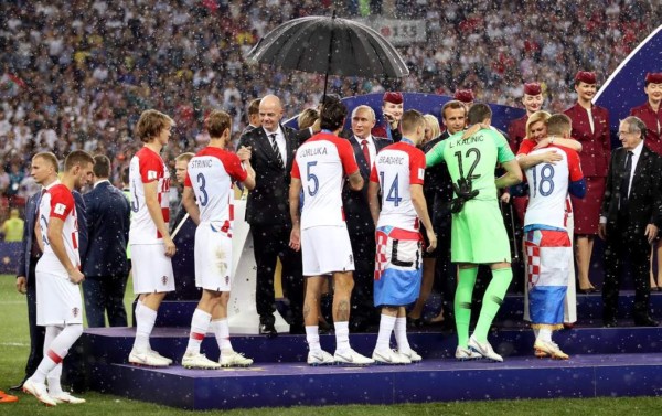 NO SE VIO EN TV: La locura de Macron frente a Kolinda que rompió en llanto