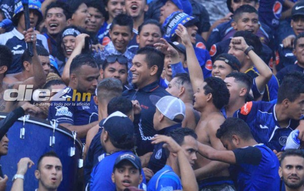 FOTOS: Así vivió Amado Guevara el título de Motagua junto a la barra Revolucionarios