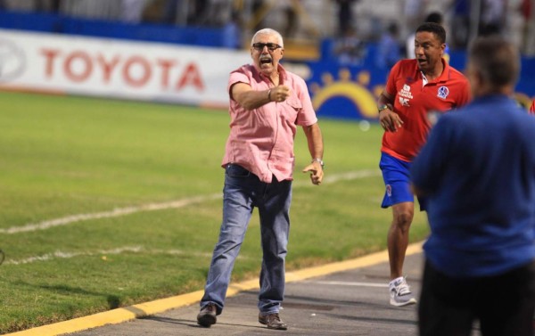 Curiosas: Eufórico festejo de Keosseián y la bronca en las gradas del Nacional