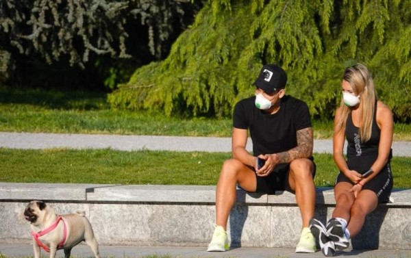 Lautaro Martínez y su espectacular mujer se saltan la cuarentena para pasear a los perros