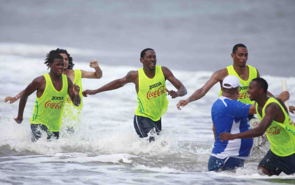 Selección de Honduras entrena en las playas.