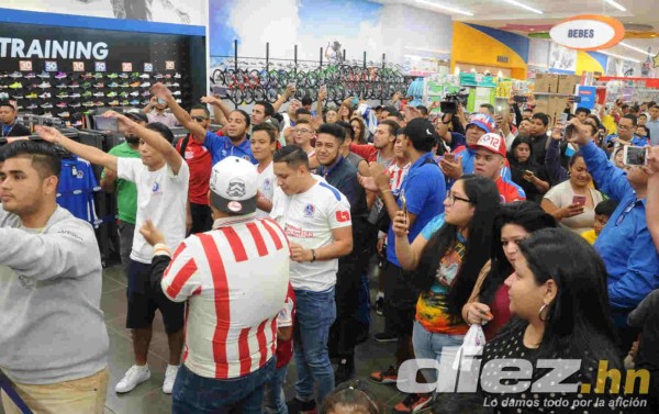 Locura en firma de autógrafos de jugadores del Olimpia previo a la final