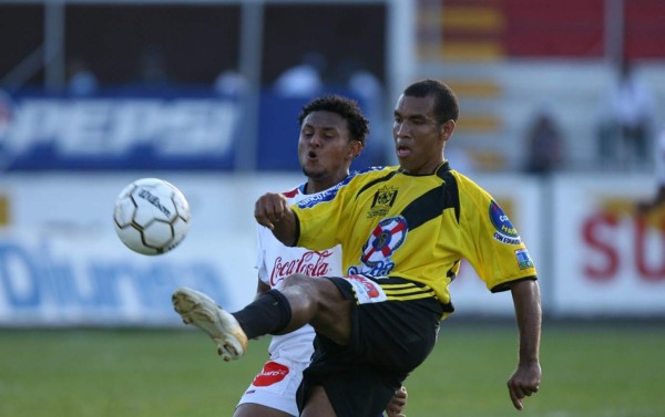 Conocé los futbolistas hondureños que se resisten al retiro