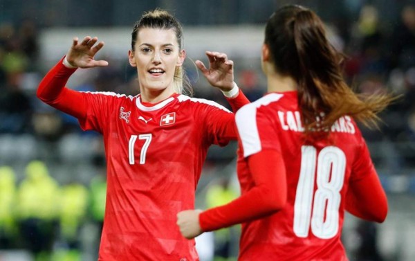 Conmoción: Desaparece jugadora de la selección de Suiza mientras nadaba en un lago