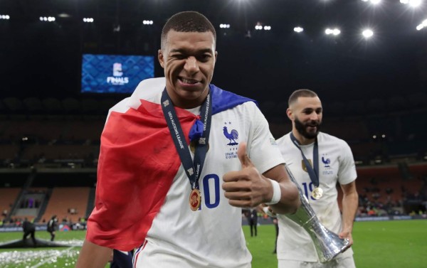 El beso de Mbappé y así celebró con Benzema el título de la Liga de Naciones; Luis Enrique y el gesto con sus jugadores