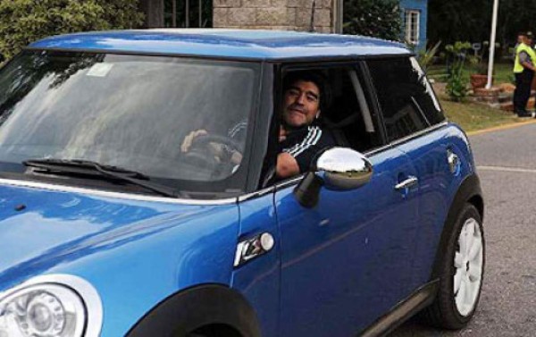 La brutal colección de carros que tuvo Diego Maradona con los años: así fue el primero antes del estrellato