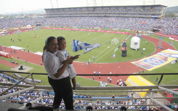 ¡La afición hondureña llenó el estadio Olímpico! .