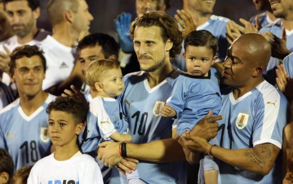 La emotiva despedida de Diego Forlán: Grandes estrellas de invitados y Luis Suárez de portero