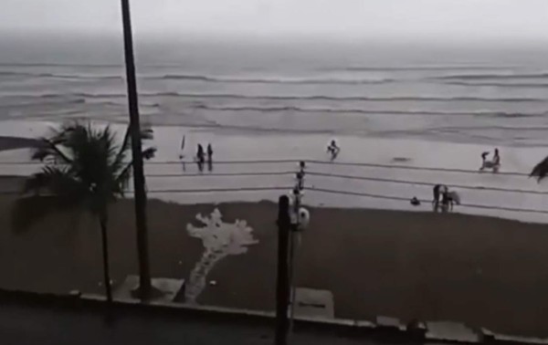 ¡Escalofriante! El momento exacto en que un rayo impacta sobre mujer