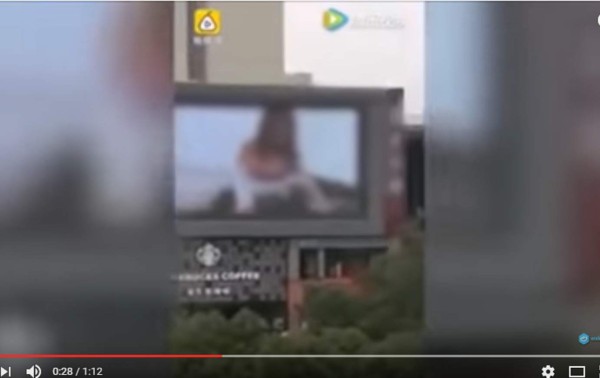 ¡Increíble! Proyectan película porno por equivocación en China