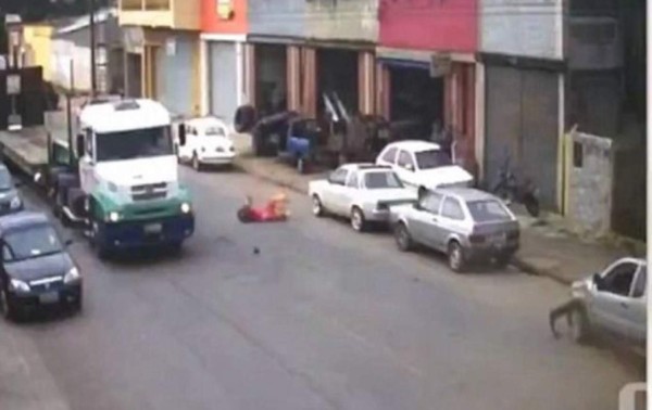 ¡INCREÍBLE! Sobrevive a terrible accidente de moto solo con fractura