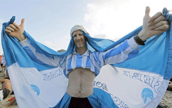 Argentinos y holandeses disfrutando de un gran ambiente en las gradas .