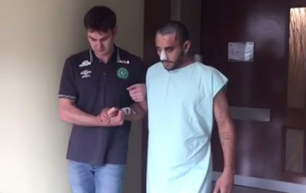 Futbolista del Chapecoense que sobrevivió a la tragedia ya camina