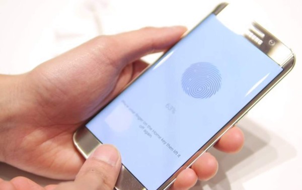 Niña gastó 250 dólares en juguetes con el dedo de su madre dormida