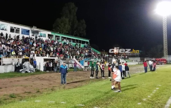 ¡Esta es la Liga de Ascenso!: Música, llenazo y un gran ambientazo para el Santos-Pinares