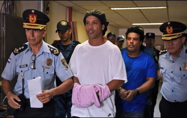 FOTOS: Así salió Ronaldinho de la cárcel para cumplir arresto domiciliario en lujoso hotel