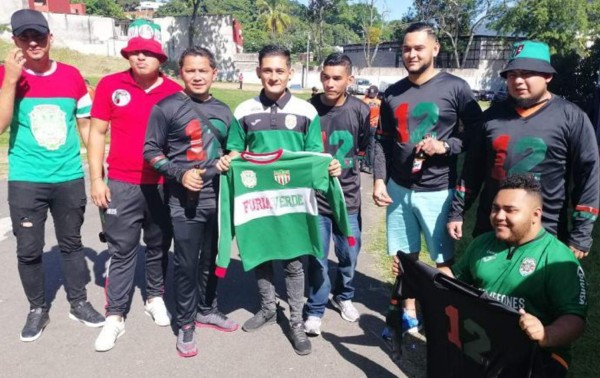 Barra del Marathón aparece apoyando al Águila de El Salvador