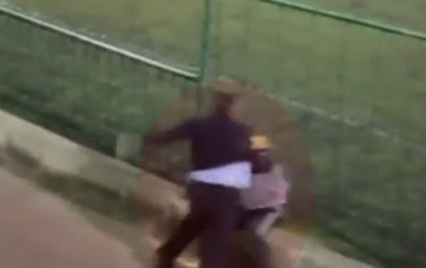 (VIRAL) Brutal pelea de dos padres en España