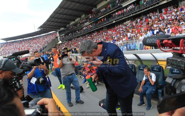 NO SE VIO: Los ladrillos, la furia de Manolo y Amado en la barra del Motagua