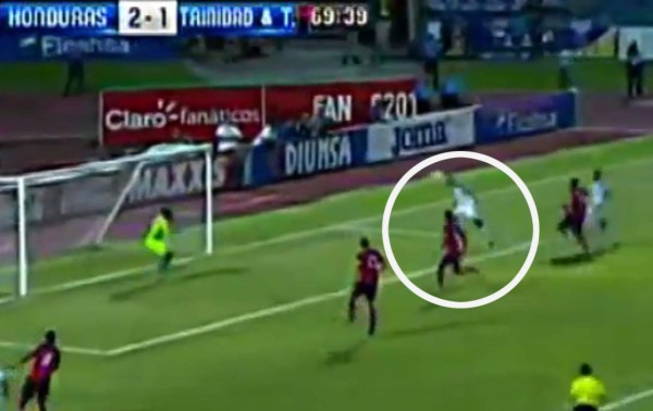 VIDEO: Eddie Hernández perdona a Trinidad con cabezazo al poste