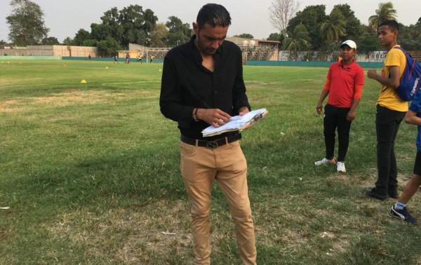 Júnior Morales y su nueva faceta como entrando de porteros en Choloma