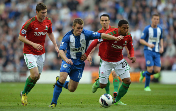 Roger Espinoza anota, pero Wigan cae en casa