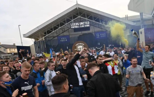 Autos rotos, cervezas al aire y sin temor al COVID-19: Así se festejó el ascenso del Leeds United a la Premier League