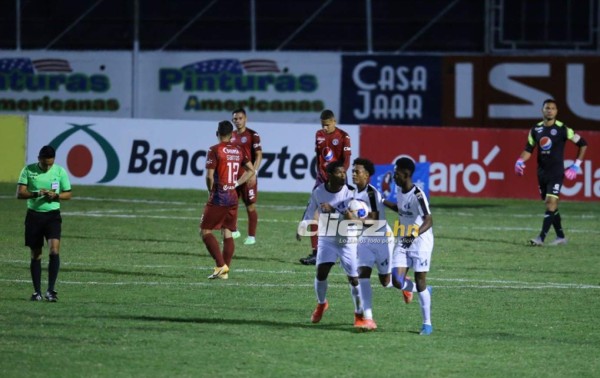 NO SE VIO EN TV: Pedro Troglio firma camisa, visita de seleccionados y el llenazo en el Morazán