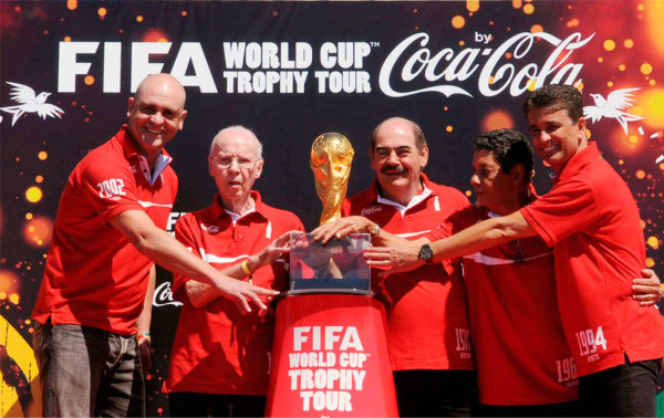 El trofeo la FIFA comenzó su gira en Brasil.