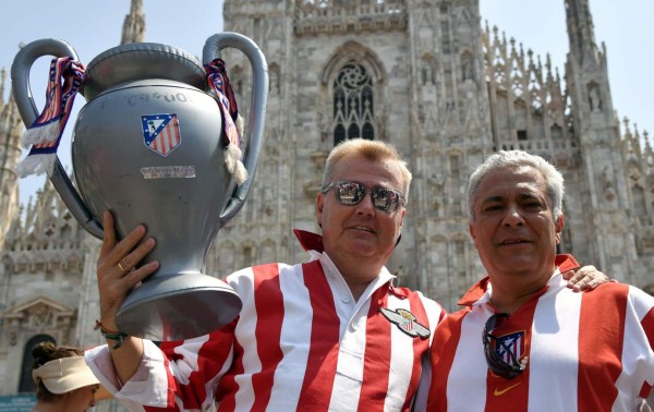 ¡Aficionados de Real Madrid y Atlético invaden Milan!