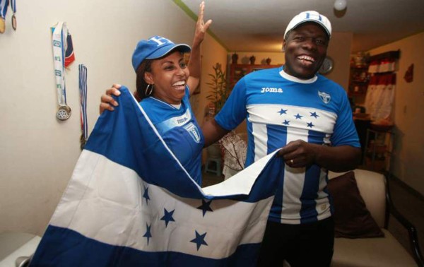 Papá de Alberth Elis: 'No se lo puede tragar la tierra por fallar un gol'