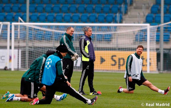 El Madrid viajó con toda la plantilla blanca a Manchester.