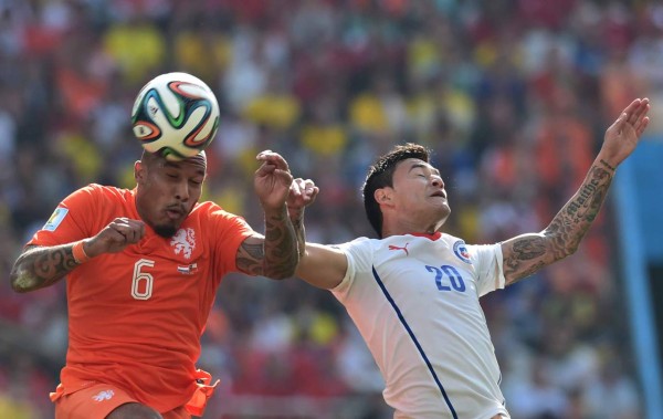 Holanda venció 2-0 a Chile con goles de Leroy Fer y Memphis Depay.