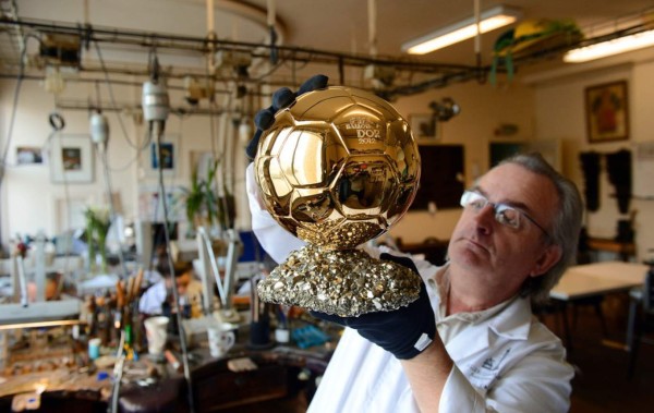 Así es como se fabrica el Balón de Oro de la FIFA