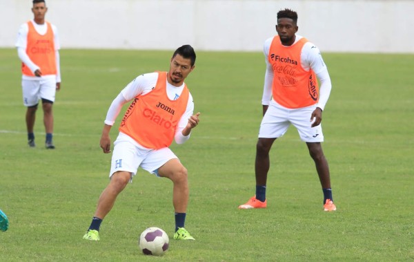 Roger Espinoza y su look se roba las miradas en entreno de Honduras