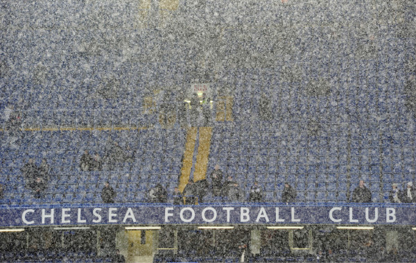 Chelsea vence 2-1 al Arsenal en un derbi londinense bajo la nieve.