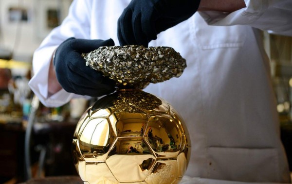 Así es como se fabrica el Balón de Oro de la FIFA