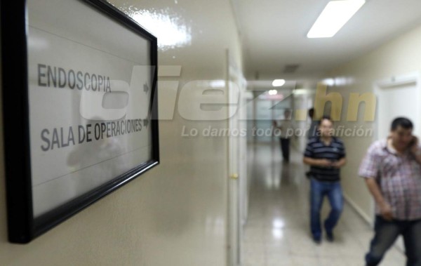 FOTOS: Así sacaron a Chelato Uclés de cuidados intensivos