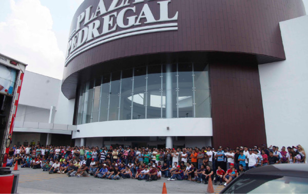 Afición catracha disfruto del clásico español.